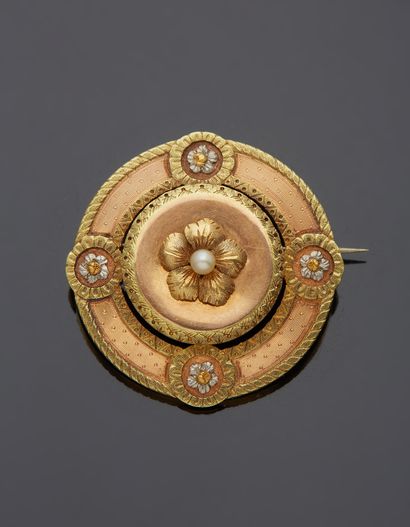 null Polychrome 18K gold 750‰ brooch, round shape, guilloche and chased flowers in...