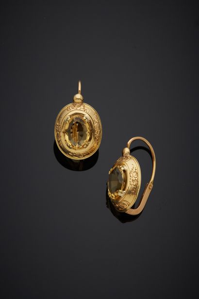 A pair of 18K yellow gold 750‰ oval-shaped...