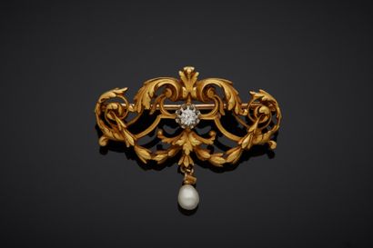 null Two-tone 18K gold 750‰ brooch, decorated with foliage and garlands, adorned...