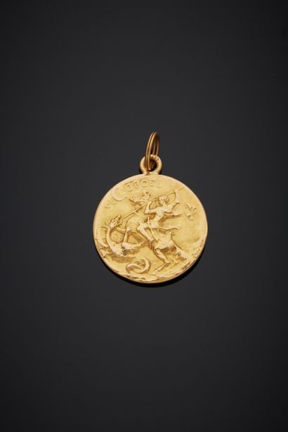 null Médaille creuse en or jaune 18K 750‰, de Saint Georges et le dragon, au dos...