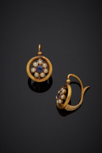 null A pair of 18K yellow gold 750‰ sleeper earrings, adorned with blue stones in...