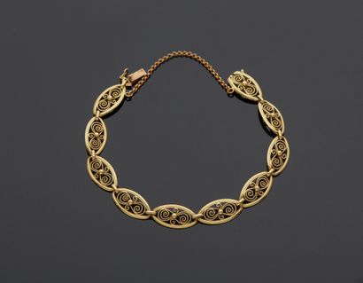 null Curb in 18K yellow gold 750‰, adorned with filigree motifs, ratchet clasp with...