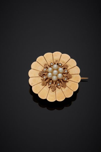 null 18K yellow gold 750‰ brooch, round shape, adorned with pearls and half pearls.

D....