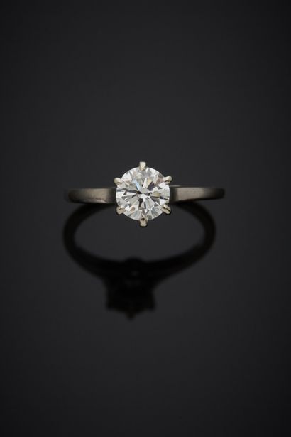 null Solitaire in 18K white gold 750‰, set with a brilliant cut diamond. Stone seeded,...