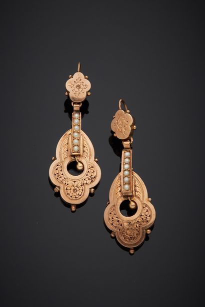 null A pair of 18K yellow gold 750‰ earrings, adorned with polylobed, chased and...