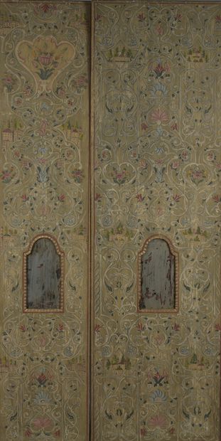  Suite de 5 panneaux muraux en bois peint à décor de fleurs, arabesques et chateaux...