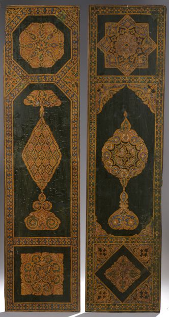  Paire de panneaux décoratifs double face en bois peint dans le gout oriental. 
161...