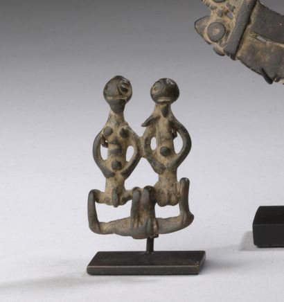 null AMULETTE SENOUFO, Ivory Coast

Copper alloy.

H. 4 cm 

Amulet decorated with...