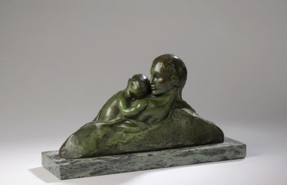 null Amadeo GENNARELLI (1881-1943)

Maternité

Bronze à patine verte.

Signé Gennarelli...