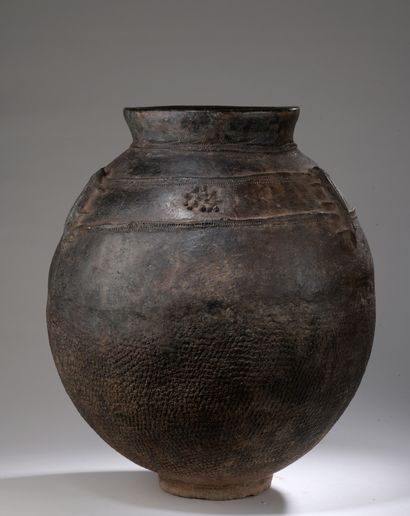 null JARRE BAMBARA, Mali

Terracotta with black slip.

H. 59 D. 45 cm

Jar in the...