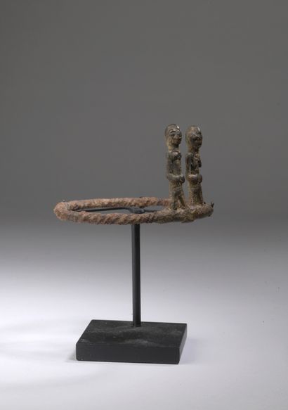 null BRACELET DE DIVINATION SENOUFO, Côte d’Ivoire

Fer forgé.

D. 9 cm	

L’anneau...