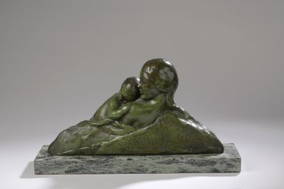 null Amadeo GENNARELLI (1881-1943)

Maternité

Bronze à patine verte.

Signé Gennarelli...