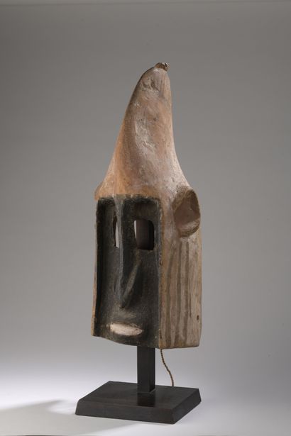null DOGON MASK, Mali

Wood with brown patina, pigments, vegetable fibers.

H. 46,5...