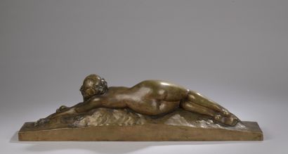 null Amadeo GENNARELLI (1881-1943)

Femme allongée

Bronze à patine dorée.

Signé...