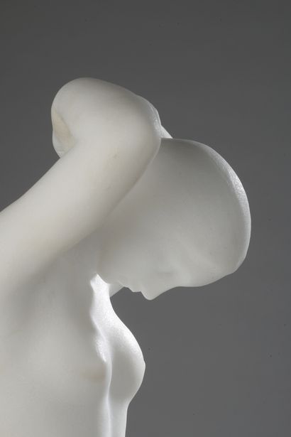 null Louis DEJEAN (1872-1953)

Baigneuse à genoux se coiffant

Marbre blanc. 

Signé...