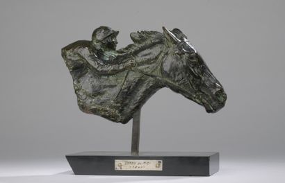 null Roger GODCHAUX (1878-1958)

Derby du Midi, 1944

Bronze à patine brun vert.

Signé...