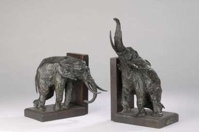 null Ary BITTER (188 3-1973)

Bookend with elephants

Two bronzes with brown patina.

One...