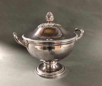 null Silver tureen, first title old man mark, decorated with acanthus leaves and...