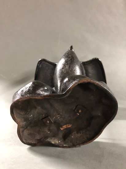null Brûle-parfum en bronze figurant un paon sur un rocher 


Chine, fin du XIXe...