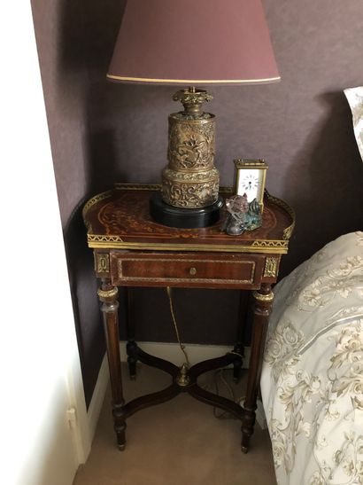 null Pair of bedside tables in veneer, inlaid top with openwork copper gallery, tapered...
