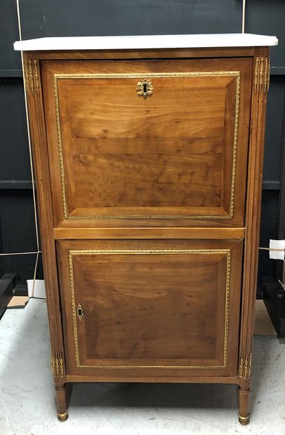 null Mahogany and mahogany veneer desk opening with a flap and a leaf. White marble...