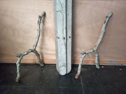 null Bench in grey lacquered wood. Cast iron legs in the shape of a branch.


Seat...