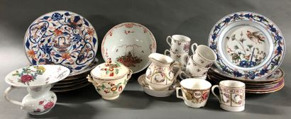 Lot including : 
- A suite of 5 cups and...