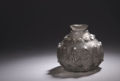 null LALIQUE


Vase en verre pressé moulé, modèle aux feuilles de chardons. 


Signé...