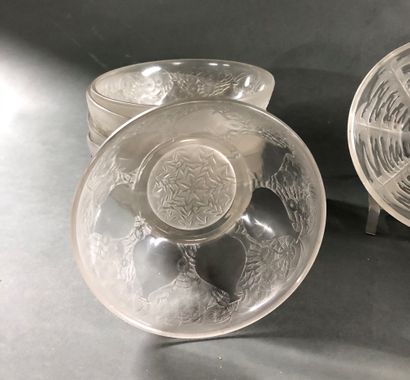 null Lot including : 


- R. LALIQUE FRANCE


6 pressed moulded glass dishes with...