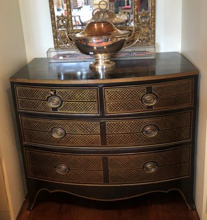 null Blackened and painted wood chest of drawers with three drawers


English style


87...