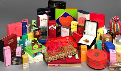 Important lot including about 440 pieces:


Perfumes,...