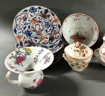 null Lot including : 


- A suite of 5 cups and 6 saucers decorated with pink flowers....