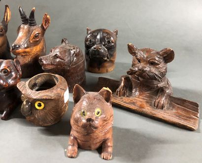 null Lot including fifteen carved wood animal inkwells.


Accidents.