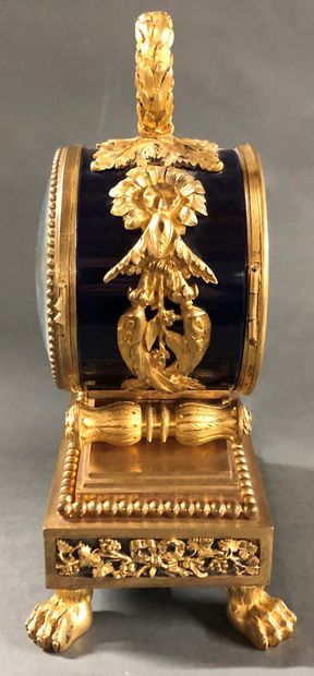 null Small clock in chased and gilded bronze resting on four claw feet.


19th century


H....