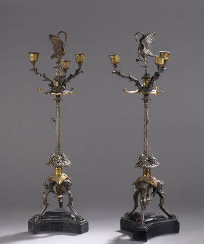 null Paire de candélabres en bronze argenté et doré à trois brois de lumière, à décor...