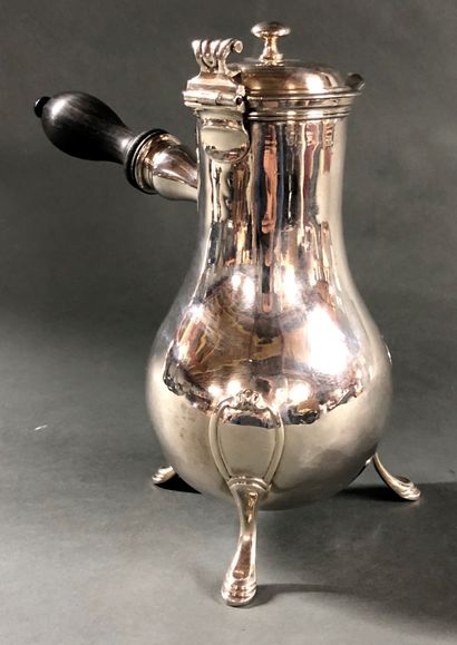 null Silver tripod coffee pot with turned wooden handle


18th century


Small shocks...
