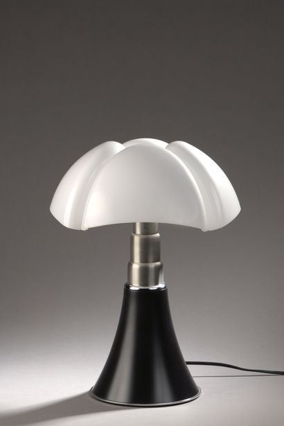 null Lampe Mini Pipistrello en métal laqué noir et méthacrylate.


Modèle 620, Design...
