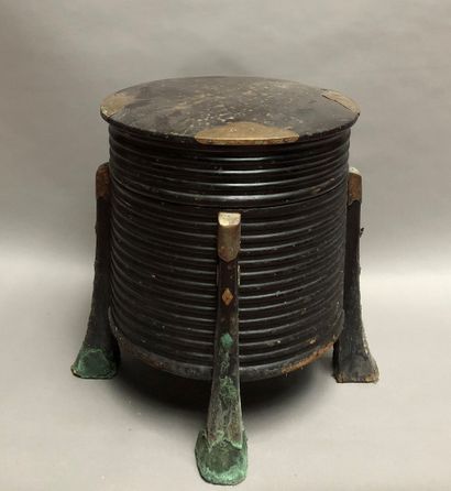 null Hokkai (covered cloth box) in brown lacquered wood, with a cylindrical body,...