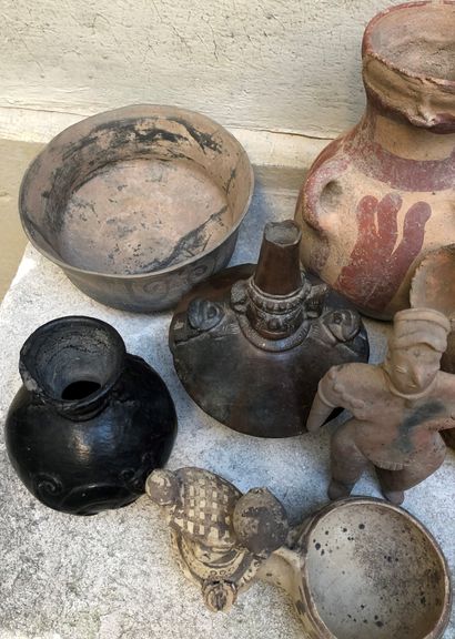 null Lot including:


- Black ceramic vase with monkey decoration, Chimu-Lambayeque...
