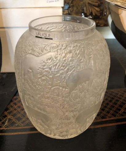 null LALIQUE France


Crystal vase with deer decoration, signed


H : 17 cm


Salad...