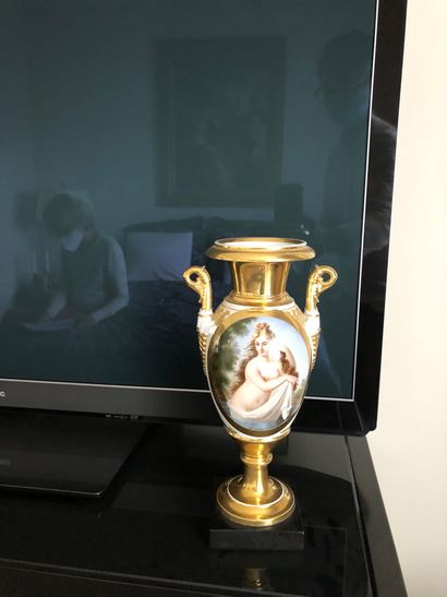 null 
PARIS






Vase ovoïde en porcelaine à décor d'une femme peinte d'un côté...