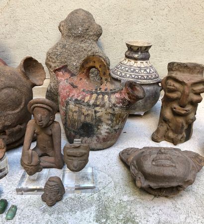 null Lot comprenant :


-	Vase en céramique noire à décor de singes, culture Chimou-Lambayeque,...