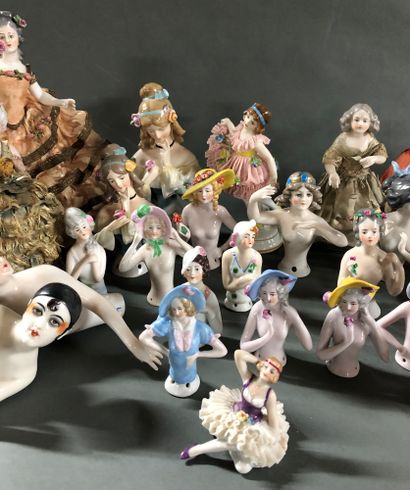 null Un lot de plus de 35 figurines féminines en céramique, la plupart allemandes....