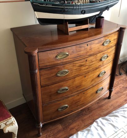 null Slightly arched chest of drawers in veneer, opening with four drawers, English...