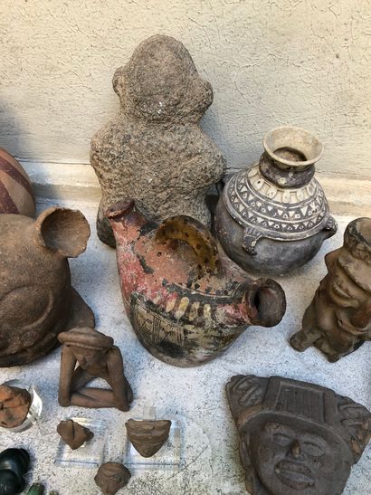 null Lot comprenant :


-	Vase en céramique noire à décor de singes, culture Chimou-Lambayeque,...
