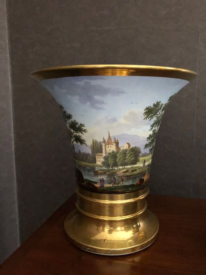 null PARIS


Paire de vases cornet en porcelaine à décor peint de paysages animés,...