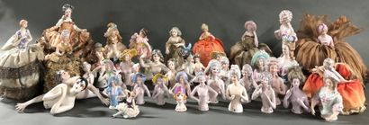 null Un lot de plus de 35 figurines féminines en céramique, la plupart allemandes....
