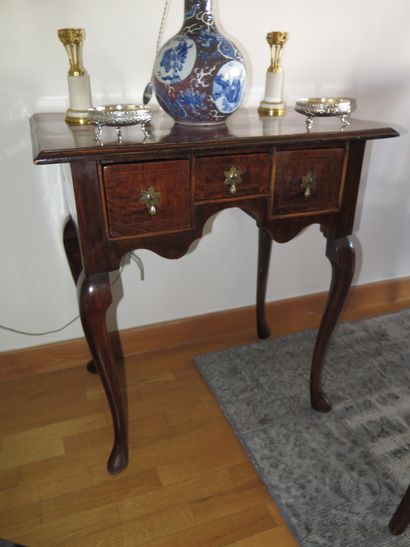 null Small Queen Anne style table in rosewood, the belt opening by three drawers,...
