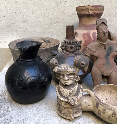 null Lot including:


- Black ceramic vase with monkey decoration, Chimu-Lambayeque...