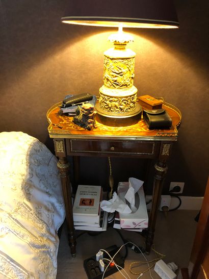 null Pair of bedside tables in veneer, inlaid top with openwork copper gallery, tapered...